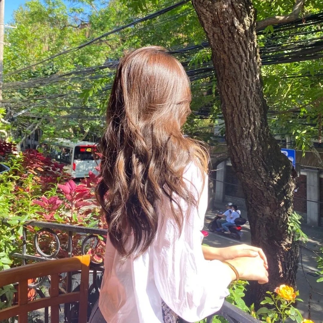 她背后的那双手